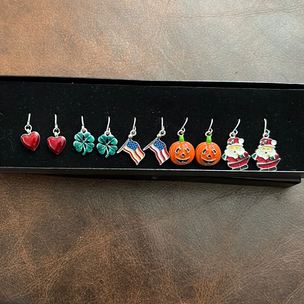 Holiday theme earrings